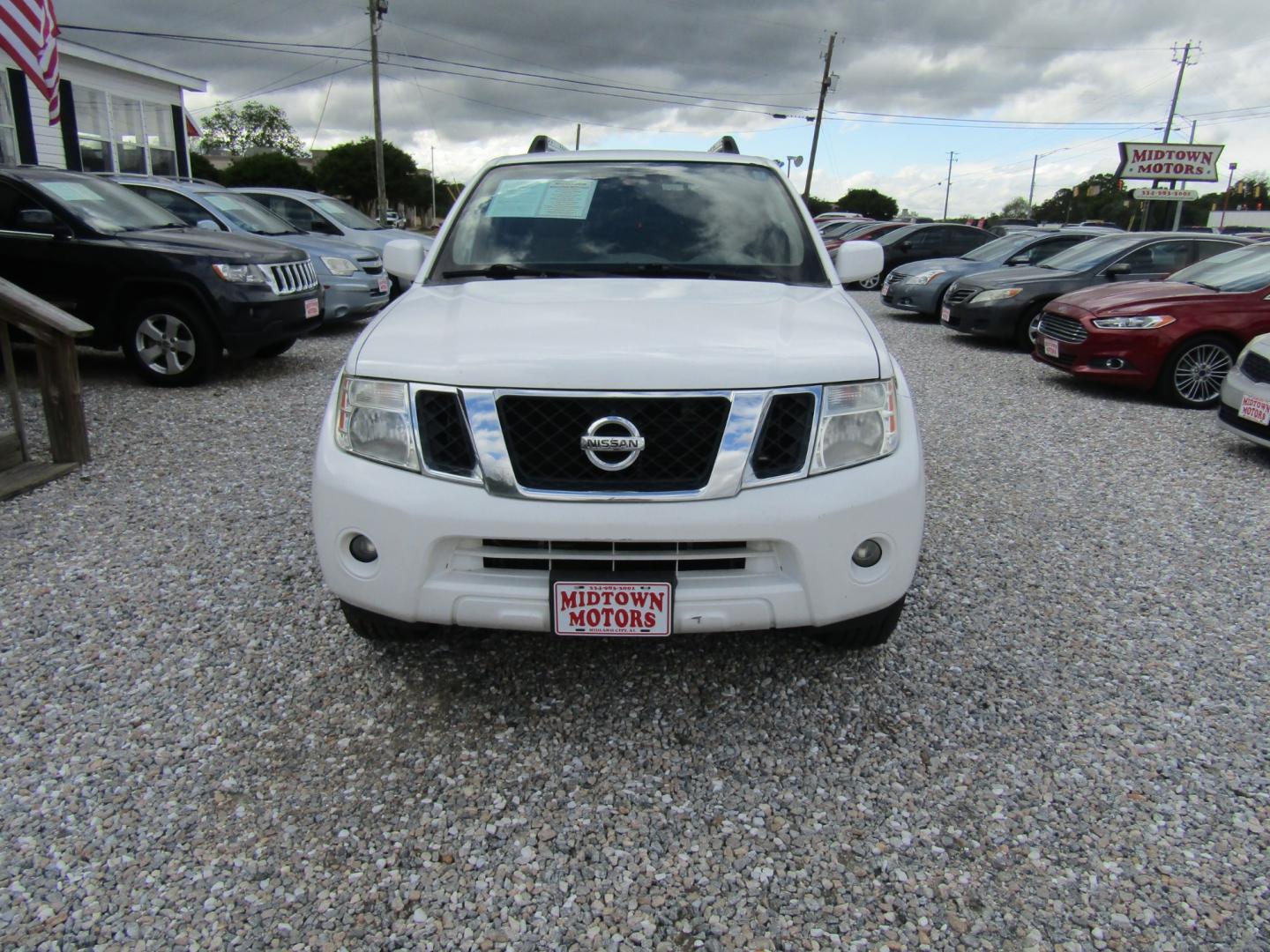 2011 White /Tan Nissan Pathfinder LE 2WD (5N1AR1NN6BC) with an 4.0L V6 DOHC 24V engine, Automatic transmission, located at 15016 S Hwy 231, Midland City, AL, 36350, (334) 983-3001, 31.306210, -85.495277 - Photo#1